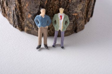 Minyatür insan figürü görünürde