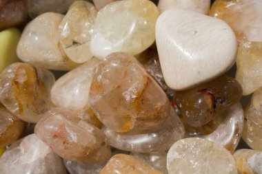 Mineral kaya jeodu olarak taştan taşlarla oynanmış.