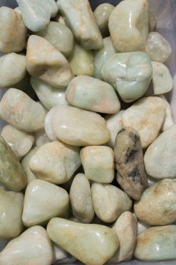 Doğal mineral kaya numunesi olarak aquamarine (mavi beril) değerli taş