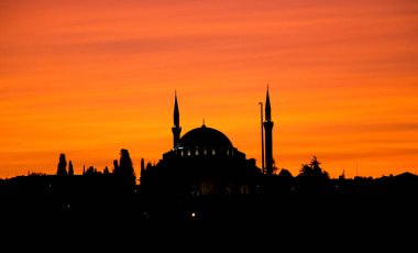 İstanbul 'daki Osmanlı tarzı caminin dış görünüşü