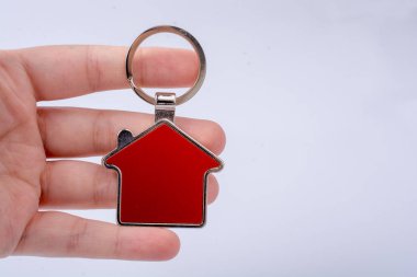 Elinde bir metal ev simgesini konseptiyle Emlak