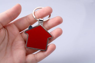 Elinde bir metal ev simgesini konseptiyle Emlak