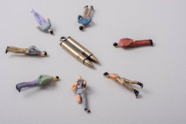 Mermi 'nin etrafındaki adamlar savaş fotoğrafçılığına karşı Kavramsal olarak tasvir ediyorlar.