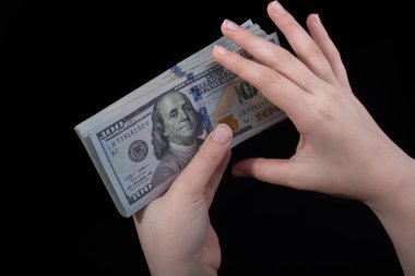Beyaz arka planda el ele tutuşan Amerikan doları banknotları