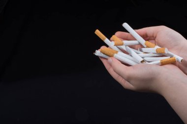 El sigara siyah bir zemin üzerine dışarı veren