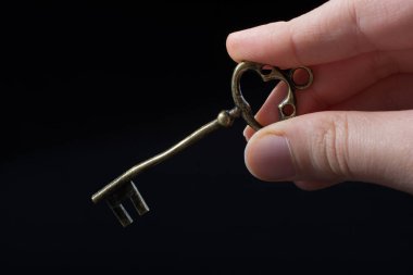 Bir retro tarzı altın rengi dekoratif tuşunu basılı tutarak el