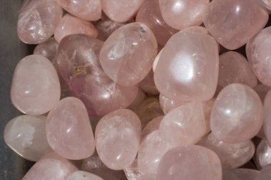 Mineral kaya numunesi olarak Rose Quartz 'ın değerli taşı yuvarlandı