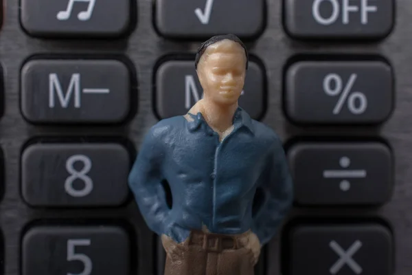 Małe Figurki Model Mężczyzna Kalkulatorze — Zdjęcie stockowe
