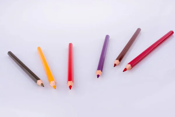 在白色背景上的各种颜色的彩色铅笔 — 图库照片