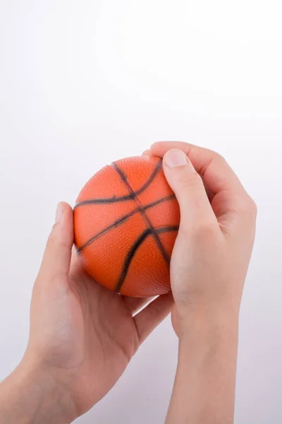 Рука Держит Оранжевую Модель Баскетбола Белом Фоне — стоковое фото