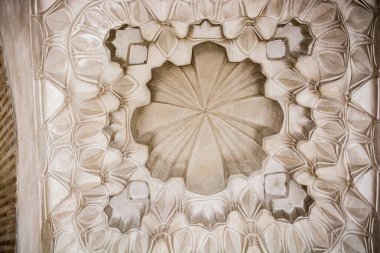 Osmanlı mermeri, çiçek desenli oyma sanat eserleri