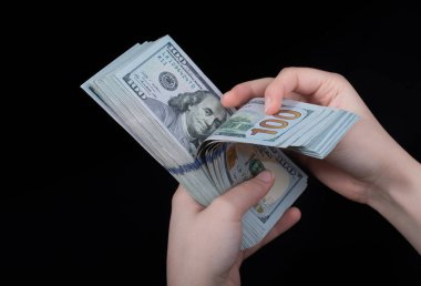 Beyaz arka planda el ele tutuşan Amerikan doları banknotları