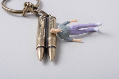 Heykelcik modeli ve madde işareti olarak karşı savaş fotoğraf kavramsal