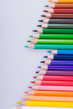 Beyaz arkaplana çeşitli renklerin renk kalemleri