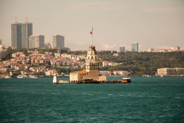 Boğaz 'ın ortasında bulunan Bakireler Kulesi