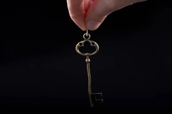 Χέρι Που Κρατά Ένα Κλειδί Διακοσμητικό Ρετρό Στυλ Χρυσό Χρώμα — Φωτογραφία Αρχείου