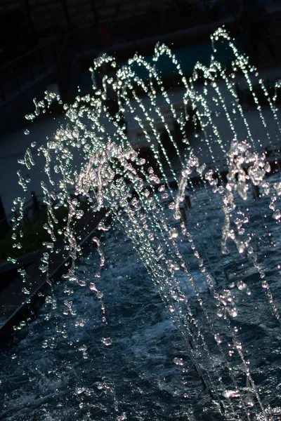 喷泉在公园的游泳池里喷出闪闪发光的水 — 图库照片