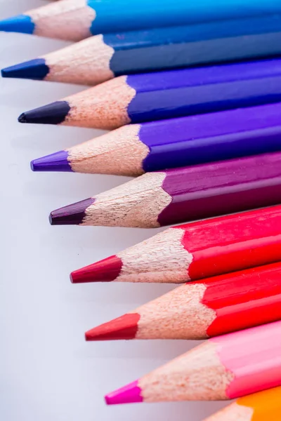 各种颜色的铅笔放在白色背景上 — 图库照片