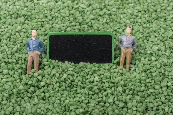 İnsan ve hakları kurulu kum üzerinde küçük heykelcik