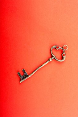 Retro tarzı anahtar renkli arka plan üzerinde