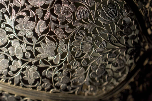 Osmanlı zamanının çiçek desenli örneği