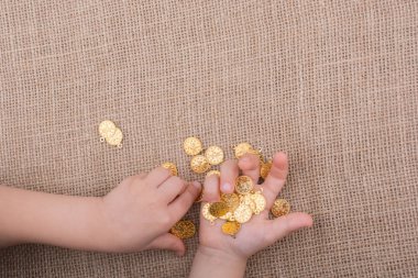 Elinde bir sürü sahte altın para var.