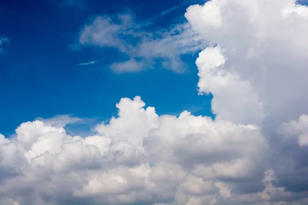 Große Weiße Wolken Einem Sonnigen Tag — Stockfoto