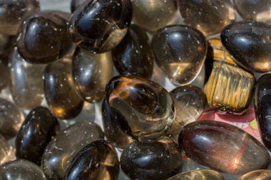 Doğal mineral kaya örneği - dumanlı kuvars