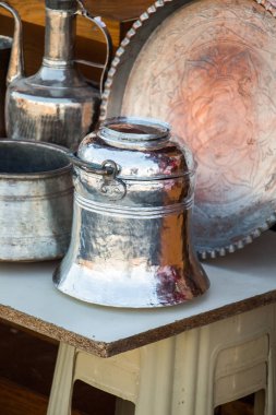 Metalden yapılmış eski tarz metal kovalar.