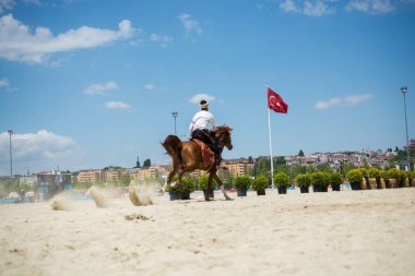 Türk erkeği ve binicisi etnik kıyafet örnekleri