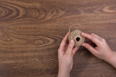 Kahverengi zemin üzerinde elinde kahverengi dizenin biriktirme