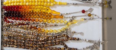 Çeşitli renkte tespih seti