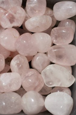 Mineral kaya numunesi olarak Rose Quartz 'ın değerli taşı yuvarlandı