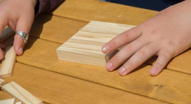 Elde tutulan ahşap yapboz elementi