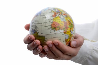 Beyaz arka planda elinde küçük bir küre tutan çocuk