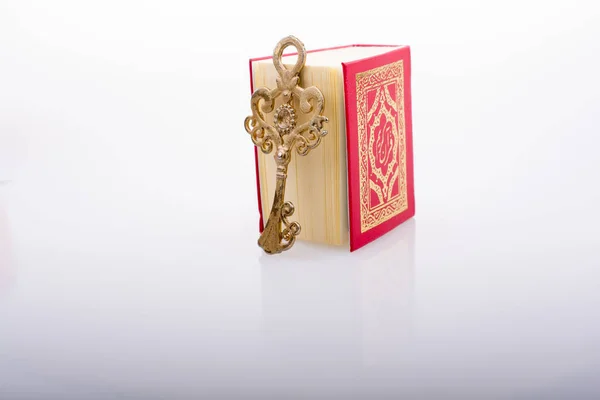 Llave Retro Libro Sagrado Islámico Corán Tamaño Mini — Foto de Stock