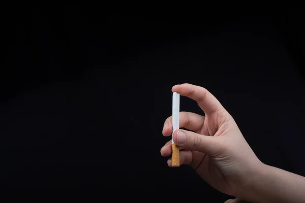 Hand Håller Cigarett Svart Bakgrund — Stockfoto