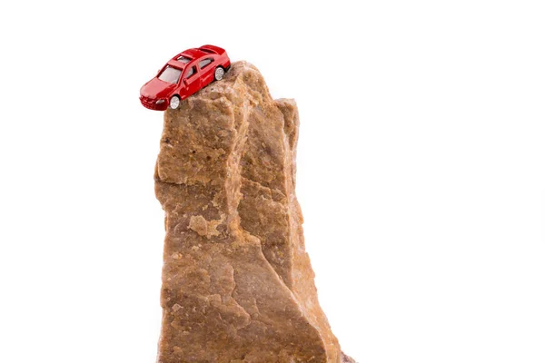Червона Машина Біля Каменя Білому Тлі — стокове фото