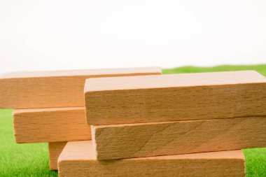 Tahta domino taşları yeşil çimlerde