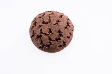 Beyaz zemin üzerinde bir desenli çikolatalı kurabiye