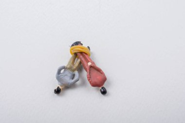 İpe sarılmış küçük erkek figürü.