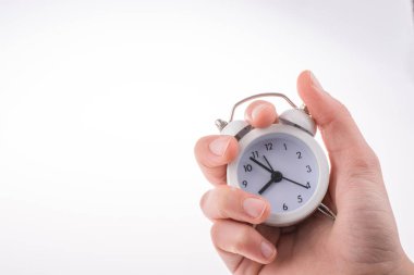 Beyaz arkaplan üzerindeki alarmlı saat