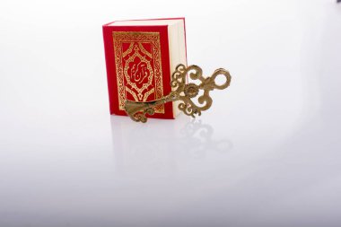 Retro anahtar ve İslam kutsal kitap kuran mini boyutu