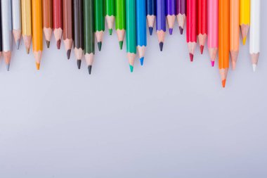 Beyaz arkaplana çeşitli renklerin renk kalemleri