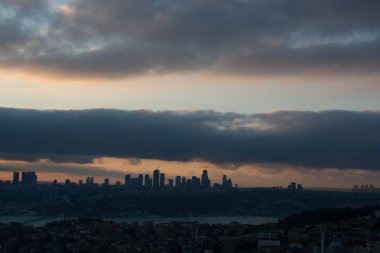 Istanbul cityscape akşam boyunca bulutlar altında