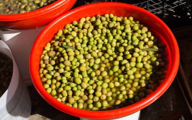 Markette Türk usulü zeytin standı