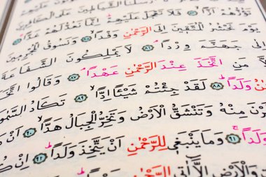 Beyaz bir arka plan üzerinde Kutsal Kur'an