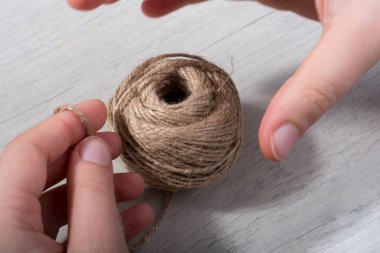 Beyaz arka plan üzerinde elinde kahverengi dizenin biriktirme