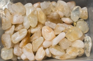 Mineral kaya jeodu olarak taştan taşlarla oynanmış.