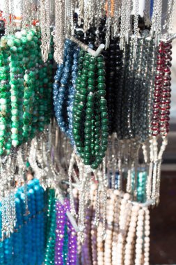 Çeşitli renkte tespih seti